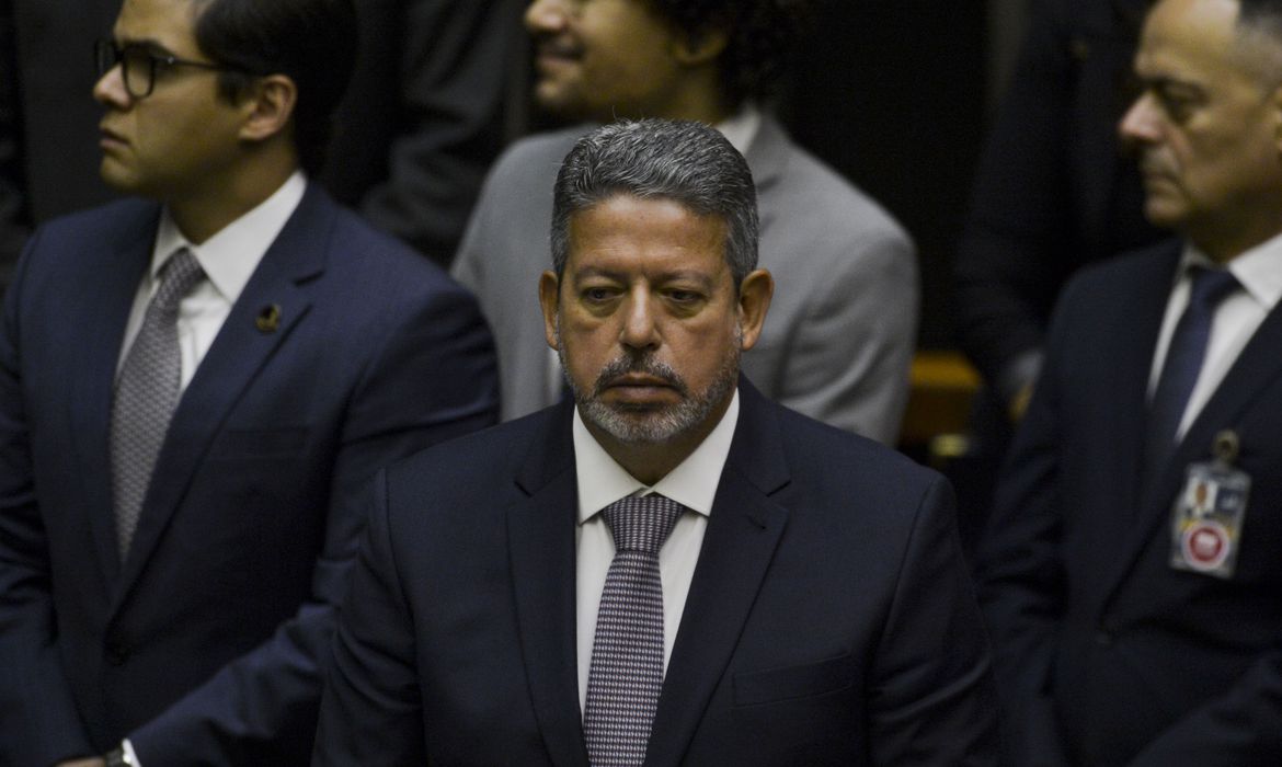 Presidente da câmara entrega à PGR notícia-crime contra vândalos
