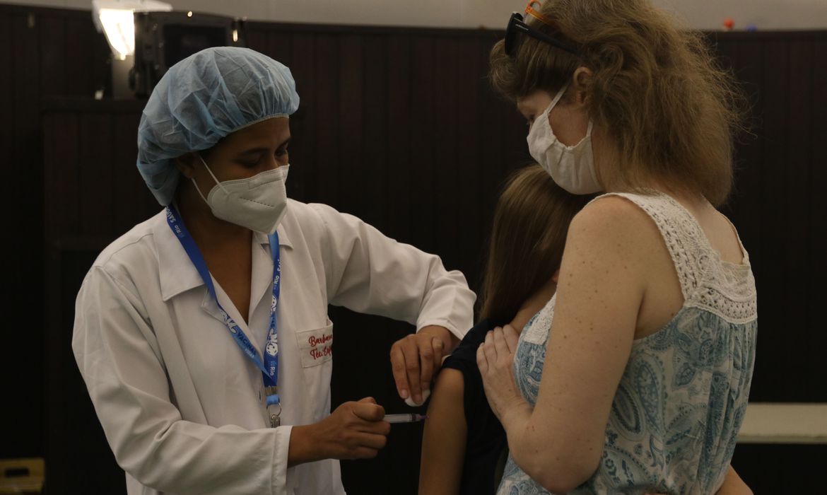 Saúde distribui 740 mil doses da CoronaVac para vacinação de crianças
