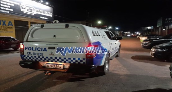 Homem agride mulher na frente da polícia e vai em cana na capital