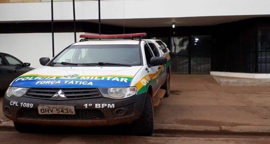 Mulher agride namorado com facão e acaba presa pela Polícia Militar