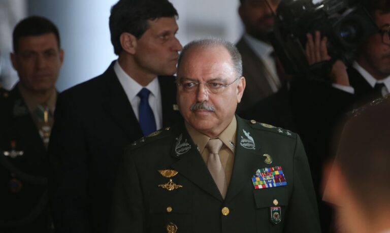 General perde a paciência e chama Lula de covarde após declarações do petista