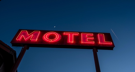 Motoboy pega namorada no motel com dois homens e ainda tem moto roubada