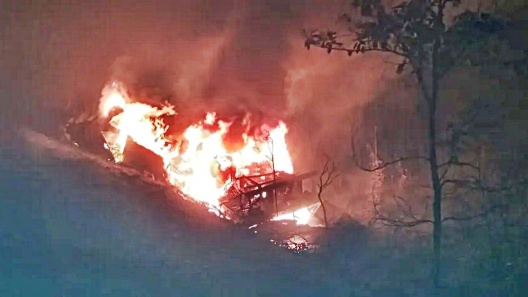 Carreta sai da pista, tomba e motorista morre carbonizado, próximo à ponte do Candeias