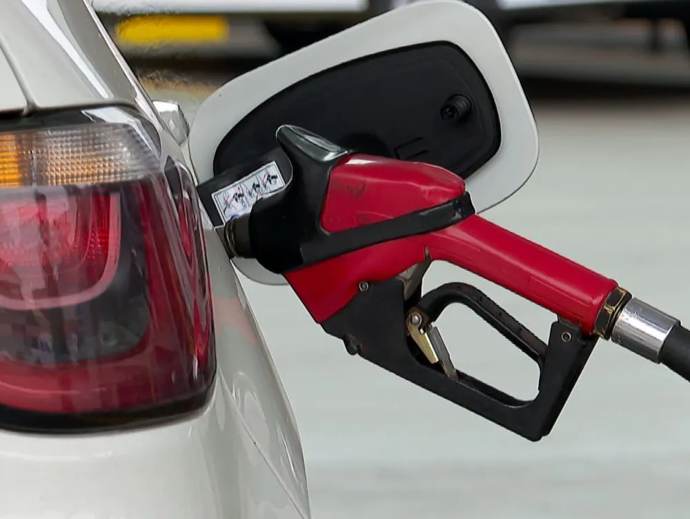 Preço da gasolina nos postos cai pela segunda semana e volta a ficar abaixo de R$ 5
