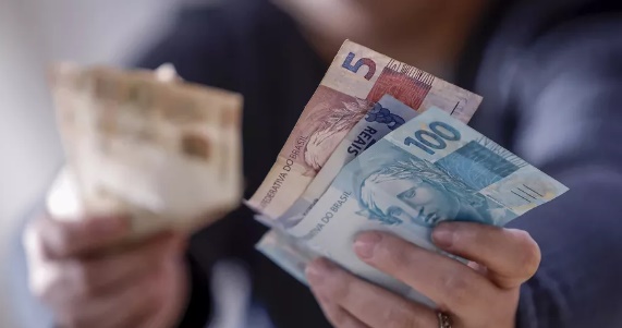 
Valor do consignado sobe com reajuste dos benefícios do INSS; entenda