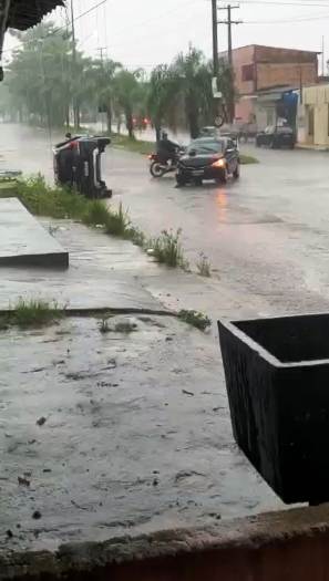 Carros se envolvem em acidente no bairro Areal durante temporal