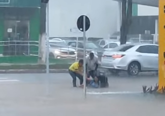 Mulher é resgatada por populares após cair em bueiro em Porto Velho - VÍDEO
