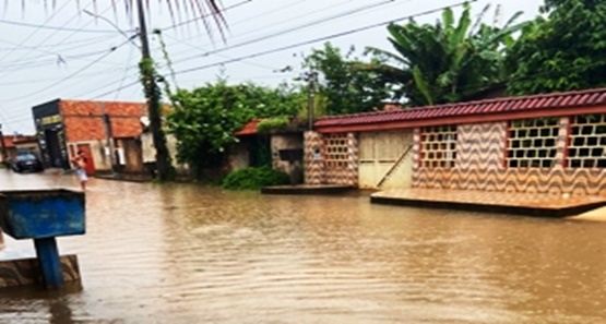 Forte chuva alaga ruas e avenidas de Porto Velho na manhã desta quarta-feira, 25