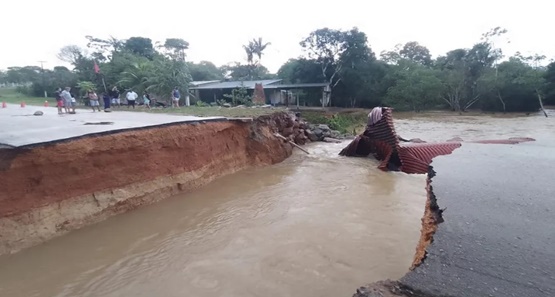 Após temporal, força da água rompe ponte do Bate-Estacas em Porto Velho