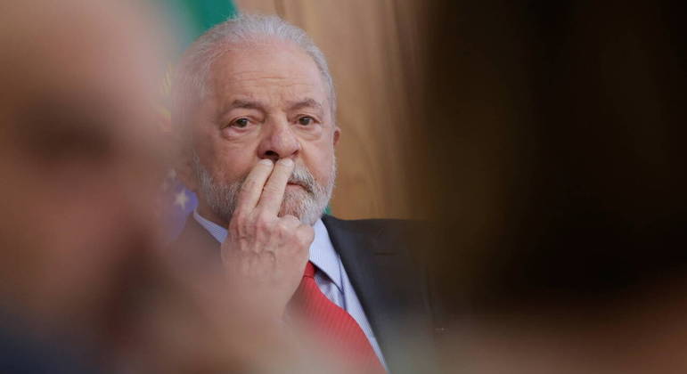 Deputado protocola o 1º impeachment de Lula, após petista falar em golpe