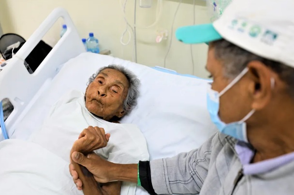 Idosa de 85 anos acorda após um ano de coma em hospital de Cuiabá
