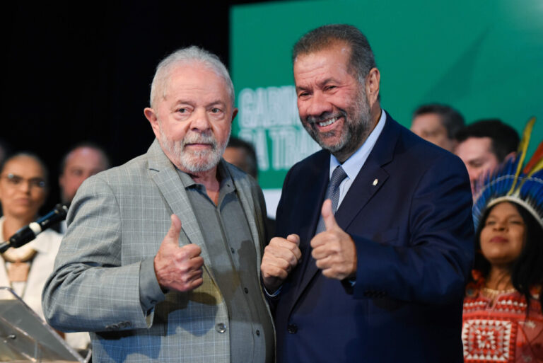 Ministro Carlos Lupi dá cargo a aliado que já foi demitido por suspeita de corrupção
