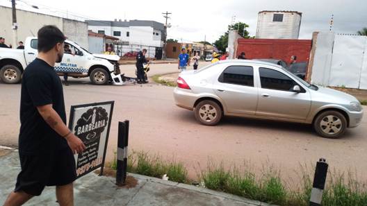 Viatura da PM invade preferencial, bate em carro e deixa policial e mulher feridos