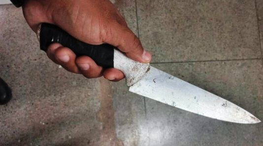 Ladrão esfaqueia vítima ao tenta roubar celular, mas acaba detido por populares