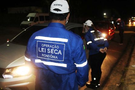 Operações da Lei Seca prendem 54 motoristas dirigindo embriagados