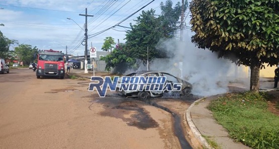 Carro é totalmente destruído pelo fogo no bairro Alphaville, em Porto Velho
