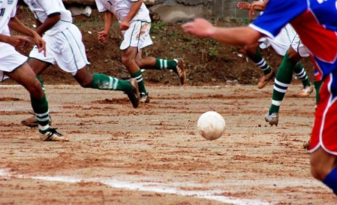 Motoboy agride adolescente em campo de futebol e foge, na capital