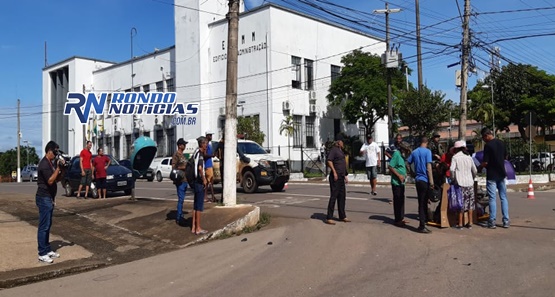 Irmãos ficam feridos após colisão envolvendo moto e caminhão no Centro da capital 