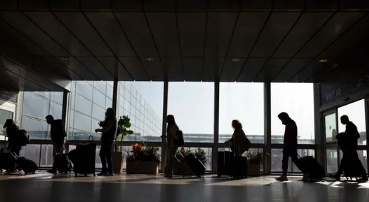 Casal abandona bebê para não pagar passagem extra em aeroporto de Israel
