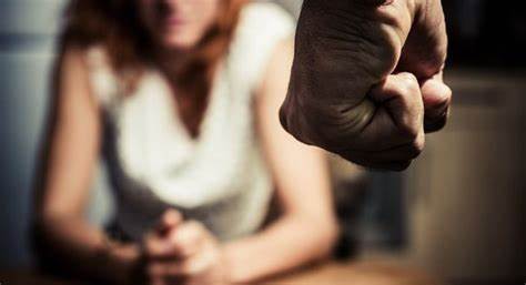 Homem agride e coloca fogo em roupas da esposa, após discussão na zona leste  