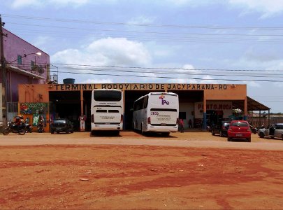 Homem com transtornos mentais tenta agarrar mulher e acaba surrado