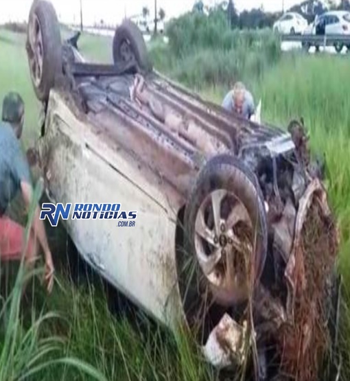 Motorista perde o controle, sobe em canteiro, capota e destrói o carro, mas sai ileso