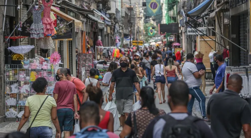 Vendas no comércio varejista caem 2,6% em dezembro e avançam 1% no ano, diz IBGE
