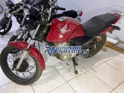 Jovem furta motocicleta, mas rastreador entrega e ele acaba preso e veículo recuperado