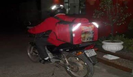 Assaltantes roubam pizzas e refrigerantes de motoboy na zona leste 