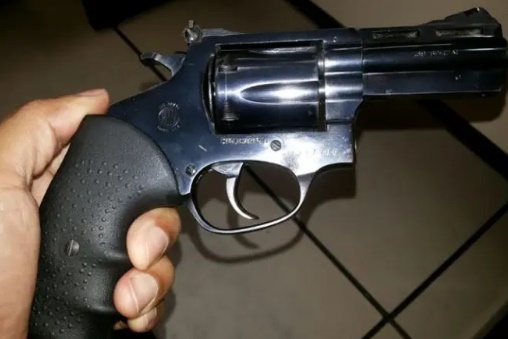 Jovem é preso após jogar arma e tentar fugir durante abordagem policial 