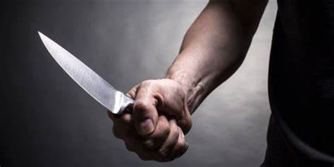 Jovem é atacada a facadas pelo ex-namorado em frente a faculdade
