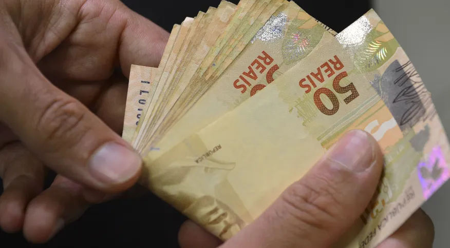 Abono salarial de até R$ 1.302 começa a ser pago no dia 15; veja quem tem direito
