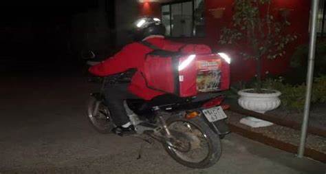 Criminosos rendem motoboy durante entrega e roubam pizza e dinheiro 