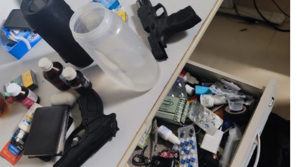 Médico acusado de pedofilia é preso com armas e material pornográfico
