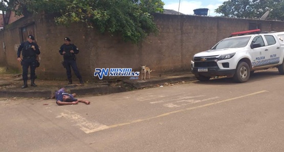 Homem é socorrido em estado grave após ser espancado no meio da rua