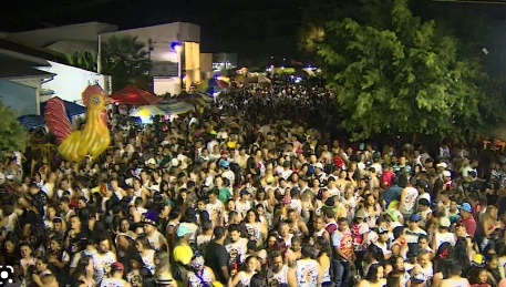 Adolescente é espancado por foliões após roubar vendedora ambulante no carnaval 