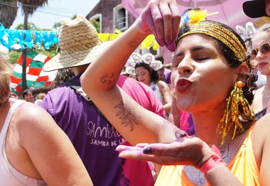 Glitter no Carnaval: faz mal para a pele? Pode perto dos olhos? Como tirar? Veja 5 perguntas e respostas
