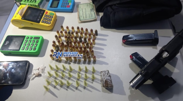 Esposa de homem morto em troca de tiros é apreendida com armas e drogas 