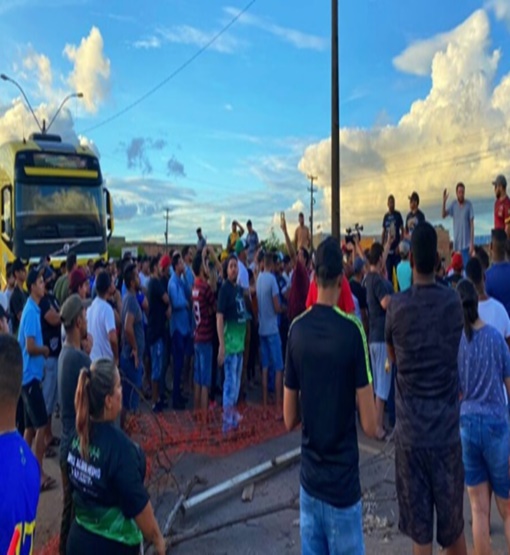 Motoristas de App fecham BR-364 após colega ter sido espancado por facção