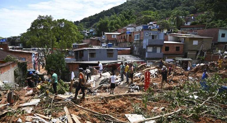 Sobe para 46 o número de mortes causadas por chuvas no litoral norte de São Paulo

