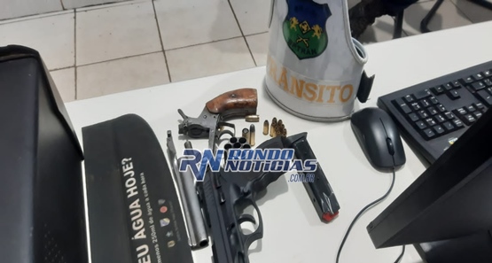 Polícia Militar prende bando com duas armas de fogo em carro de aplicativo