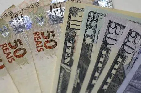 Entenda como juros altos no Brasil e nos EUA influenciam investimentos internacionais
