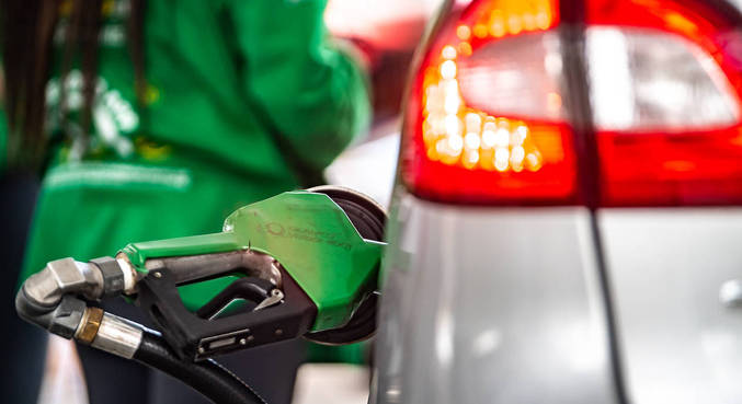 Gasolina deve subir R$ 0,68 por litro com volta de impostos federais, diz Abicom
