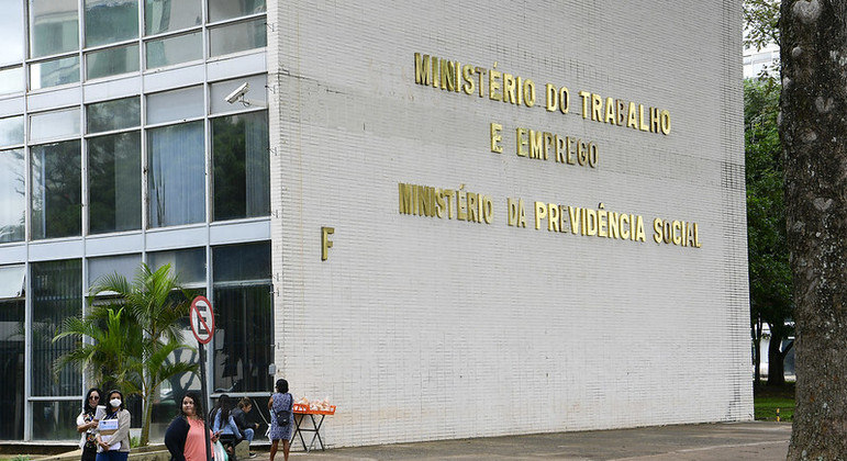 Funcionários públicos pedem reajuste de 13,5% ao governo federal em meio a negociações
