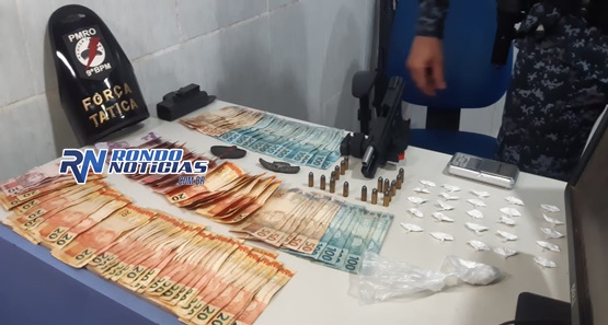 Dupla é presa com drogas, dinheiro e arma durante abordagem da PM 