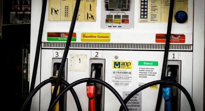 Gasolina fica mais barata nas distribuidoras e mais cara nos postos; entenda
