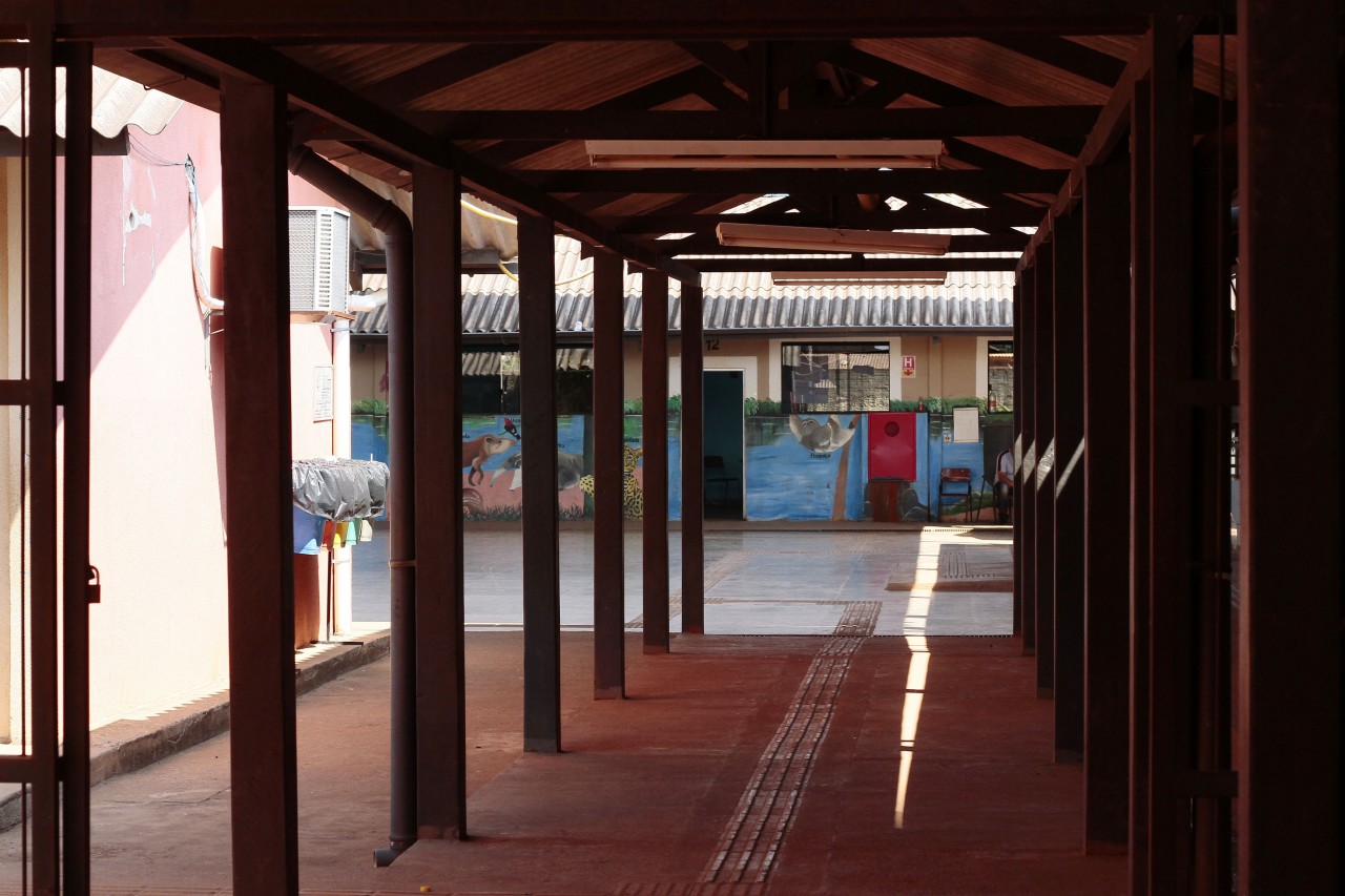 Criança de 12 anos é flagrada com drogas dentro de sapato em escola da zona leste 
