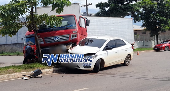 Caminhão baú colide com carro de passeio e casal fica ferido na capital