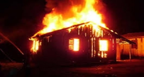 Incêndio supostamente criminoso destrói residência em Distrito de Candeias