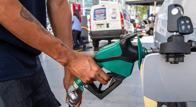 
Após volta de impostos, preço médio do litro da gasolina sobe R$ 0,17 nos postos, aponta ANP